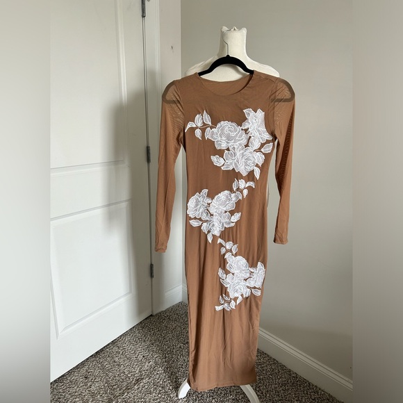 Elegant Nude sequined flower embroidered dress - Picture 6 of 9